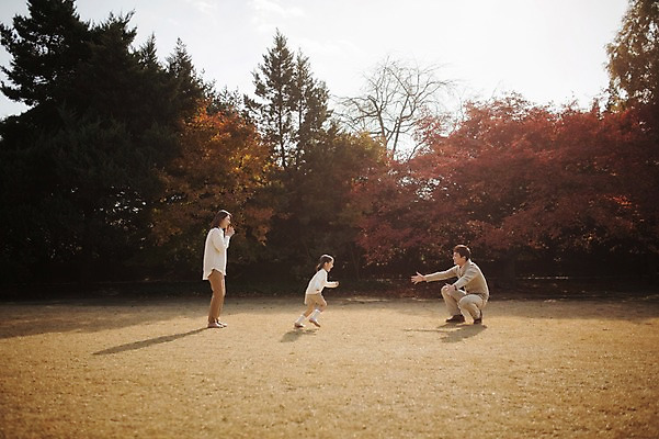 포토 JPG 주간 전신 나무 식물 라이프스타일 계절 여자 남자 딸 어린이 가족 모션 단풍나무 엄마 한국 함께함 서기 사람 앉기 동양인 초원 성인 야외 옆모습 세명 30대 달리기 소풍 화목 다정 산책 한국인 가을 가족라이프 아빠 수목원 경기도 파주 국내포토 자연요소 아시아 뷰포인트 컨셉 단풍 관계 휴식 인종 생활 장년 야외활동 파일형식