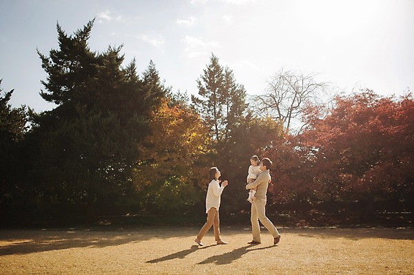 포토 JPG 주간 전신 나무 식물 라이프스타일 계절 여자 남자 딸 어린이 가족 안기 모션 단풍나무 엄마 한국 함께함 사람 동양인 초원 성인 야외 옆모습 세명 30대 소풍 걷기 화목 다정 산책 한국인 가을 가족라이프 아빠 수목원 경기도 파주 국내포토 자연요소 아시아 뷰포인트 컨셉 단풍 관계 휴식 인종 생활 장년 야외활동 파일형식