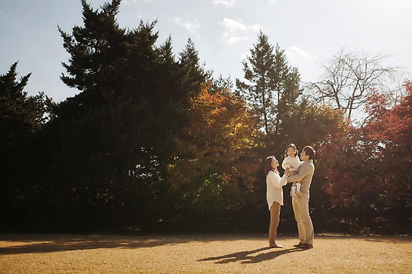 포토 JPG 주간 전신 나무 식물 라이프스타일 계절 여자 남자 딸 어린이 가족 안기 모션 단풍나무 엄마 한국 함께함 서기 사람 동양인 초원 성인 야외 옆모습 세명 30대 소풍 화목 다정 산책 한국인 가을 가족라이프 아빠 수목원 경기도 파주 국내포토 자연요소 아시아 뷰포인트 컨셉 단풍 관계 휴식 인종 생활 장년 야외활동 파일형식