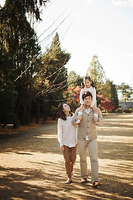 포토 JPG 주간 전신 나무 식물 라이프스타일 계절 여자 남자 딸 어린이 가족 모션 엄마 한국 함께함 사람 동양인 초원 성인 야외 앞모습 세명 30대 소풍 걷기 화목 다정 산책 한국인 가을 가족라이프 목말 아빠 수목원 경기도 파주 국내포토 자연요소 아시아 뷰포인트 컨셉 관계 휴식 인종 생활 장년 야외활동 파일형식