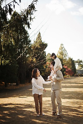 포토 JPG 주간 전신 나무 식물 라이프스타일 계절 여자 남자 딸 어린이 가족 모션 엄마 한국 함께함 사람 동양인 초원 성인 야외 앞모습 세명 30대 소풍 걷기 화목 다정 산책 한국인 가을 가족라이프 목말 아빠 수목원 경기도 파주 국내포토 자연요소 아시아 뷰포인트 컨셉 관계 휴식 인종 생활 장년 야외활동 파일형식