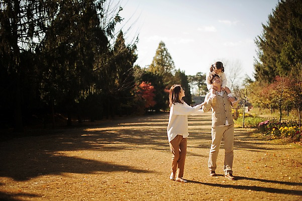 포토 JPG 주간 전신 나무 식물 라이프스타일 계절 여자 남자 딸 어린이 가족 모션 엄마 한국 함께함 사람 동양인 초원 성인 야외 앞모습 세명 30대 소풍 걷기 화목 다정 산책 한국인 가을 가족라이프 목말 아빠 수목원 경기도 파주 국내포토 자연요소 아시아 뷰포인트 컨셉 관계 휴식 인종 생활 장년 야외활동 파일형식