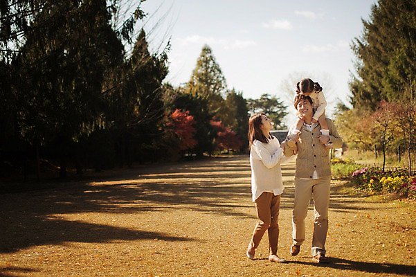 포토 JPG 주간 전신 나무 식물 라이프스타일 계절 여자 남자 딸 어린이 가족 모션 엄마 한국 함께함 사람 동양인 초원 성인 야외 앞모습 세명 30대 소풍 걷기 화목 다정 산책 한국인 가을 가족라이프 목말 아빠 수목원 경기도 파주 국내포토 자연요소 아시아 뷰포인트 컨셉 관계 휴식 인종 생활 장년 야외활동 파일형식