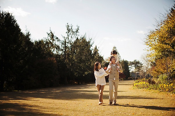 포토 JPG 주간 전신 나무 식물 라이프스타일 계절 여자 남자 딸 어린이 가족 모션 엄마 한국 함께함 사람 동양인 초원 성인 야외 앞모습 세명 30대 소풍 걷기 화목 다정 산책 한국인 가을 가족라이프 목말 아빠 수목원 경기도 파주 국내포토 자연요소 아시아 뷰포인트 컨셉 관계 휴식 인종 생활 장년 야외활동 파일형식
