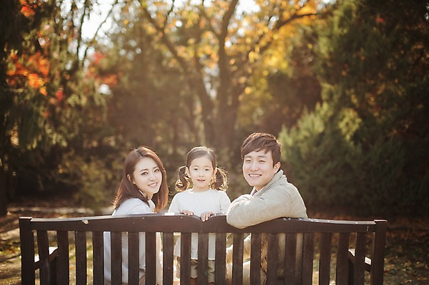 포토 JPG 주간 나무 식물 라이프스타일 계절 여자 남자 딸 어린이 벤치 가족 모션 엄마 휴식 한국 함께함 미소 사람 앉기 동양인 상반신 성인 야외 앞모습 옆모습 세명 30대 소풍 화목 다정 산책 한국인 가을 가족라이프 아빠 수목원 경기도 파주 국내포토 자연요소 아시아 뷰포인트 컨셉 의자 관계 표정 인종 생활 장년 야외활동 파일형식