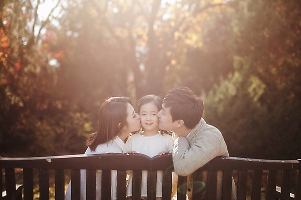 포토 JPG 주간 나무 식물 라이프스타일 계절 여자 남자 딸 어린이 벤치 가족 모션 엄마 휴식 키스 한국 함께함 사람 앉기 동양인 상반신 성인 야외 앞모습 옆모습 세명 30대 소풍 화목 다정 산책 한국인 가을 가족라이프 아빠 수목원 경기도 파주 국내포토 자연요소 아시아 뷰포인트 컨셉 의자 관계 인종 생활 장년 야외활동 애정표현 파일형식