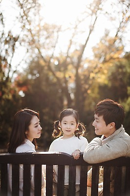 포토 JPG 주간 나무 식물 라이프스타일 계절 여자 남자 딸 어린이 벤치 가족 모션 엄마 휴식 한국 함께함 사람 앉기 동양인 상반신 성인 야외 앞모습 옆모습 세명 30대 소풍 화목 다정 산책 한국인 가을 가족라이프 아빠 수목원 경기도 파주 국내포토 자연요소 아시아 뷰포인트 컨셉 의자 관계 인종 생활 장년 야외활동 파일형식