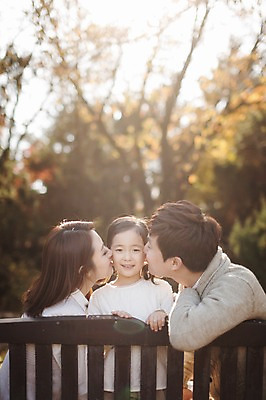 포토 JPG 주간 나무 식물 라이프스타일 계절 여자 남자 딸 어린이 벤치 가족 모션 엄마 휴식 키스 한국 함께함 사람 앉기 동양인 상반신 성인 야외 앞모습 옆모습 세명 30대 소풍 화목 다정 산책 한국인 가을 가족라이프 아빠 수목원 경기도 파주 국내포토 자연요소 아시아 뷰포인트 컨셉 의자 관계 인종 생활 장년 야외활동 애정표현 파일형식