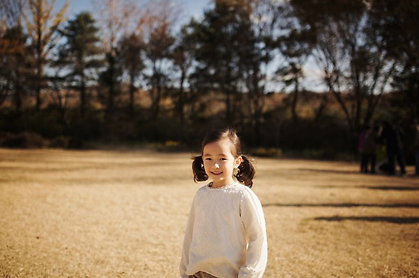 포토 JPG 주간 라이프스타일 계절 여자 남자 딸 어린이라이프 어린이 모션 한국 한명 서기 미소 사람 동양인 초원 상반신 야외 앞모습 귀여움 한국인 가을 순수 수목원 경기도 천진난만 파주 어린이만 국내포토 자연요소 1 아시아 뷰포인트 컨셉 가족 표정 인종 생활 파일형식