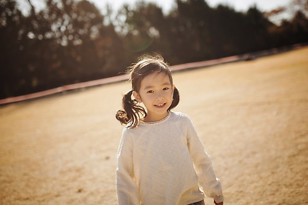 포토 JPG 주간 라이프스타일 계절 여자 남자 딸 어린이라이프 어린이 모션 한국 한명 서기 미소 사람 동양인 초원 상반신 야외 앞모습 귀여움 한국인 가을 순수 수목원 경기도 천진난만 파주 어린이만 국내포토 자연요소 1 아시아 뷰포인트 컨셉 가족 표정 인종 생활 파일형식