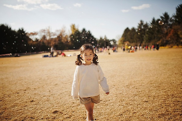 포토 JPG 주간 라이프스타일 계절 여자 남자 딸 어린이라이프 어린이 모션 한국 한명 미소 사람 동양인 초원 상반신 야외 앞모습 걷기 귀여움 한국인 가을 순수 수목원 경기도 천진난만 파주 어린이만 국내포토 자연요소 1 아시아 뷰포인트 컨셉 가족 표정 인종 생활 파일형식