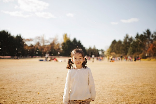 포토 JPG 주간 라이프스타일 계절 여자 남자 딸 어린이라이프 어린이 모션 한국 한명 서기 사람 동양인 초원 상반신 야외 앞모습 귀여움 한국인 가을 순수 수목원 경기도 천진난만 파주 어린이만 국내포토 자연요소 1 아시아 뷰포인트 컨셉 가족 인종 생활 파일형식