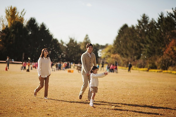 포토 JPG 주간 전신 라이프스타일 계절 여자 남자 딸 어린이 가족 모션 놀이 엄마 한국 함께함 사람 동양인 초원 성인 야외 앞모습 세명 30대 소풍 걷기 화목 다정 산책 한국인 가을 가족라이프 아빠 수목원 경기도 파주 국내포토 자연요소 아시아 뷰포인트 컨셉 관계 휴식 인종 생활 장년 야외활동 파일형식