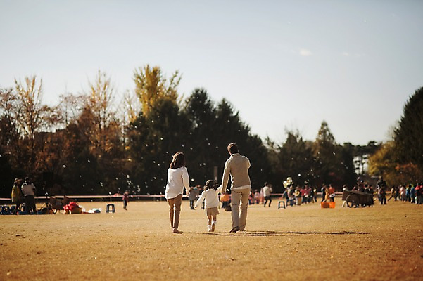 포토 JPG 주간 전신 나무 식물 라이프스타일 계절 여자 남자 딸 어린이 가족 모션 엄마 한국 함께함 사람 동양인 초원 성인 야외 뒷모습 세명 30대 소풍 걷기 손잡기 화목 다정 산책 한국인 가을 가족라이프 아빠 수목원 경기도 파주 국내포토 자연요소 아시아 뷰포인트 컨셉 관계 휴식 인종 생활 장년 야외활동 파일형식