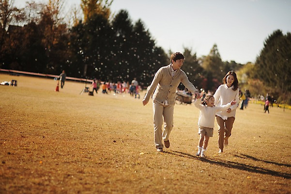 포토 JPG 주간 전신 라이프스타일 계절 여자 남자 딸 어린이 가족 모션 엄마 한국 함께함 사람 동양인 초원 성인 야외 앞모습 세명 30대 소풍 걷기 손잡기 화목 다정 산책 한국인 가을 가족라이프 아빠 수목원 경기도 파주 국내포토 자연요소 아시아 뷰포인트 컨셉 관계 휴식 인종 생활 장년 야외활동 파일형식