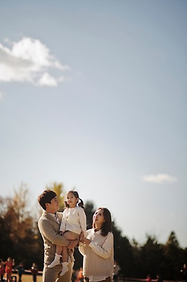 포토 JPG 주간 구름 라이프스타일 계절 여자 남자 딸 어린이 가족 안기 모션 하늘 엄마 한국 함께함 서기 사람 동양인 초원 상반신 성인 야외 앞모습 세명 30대 소풍 화목 다정 산책 한국인 가을 가족라이프 아빠 수목원 경기도 파주 국내포토 자연요소 아시아 뷰포인트 컨셉 관계 휴식 인종 생활 장년 야외활동 파일형식
