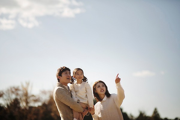 포토 JPG 주간 구름 라이프스타일 계절 여자 남자 딸 어린이 가족 안기 모션 하늘 엄마 한국 함께함 서기 사람 동양인 손짓 초원 상반신 성인 야외 앞모습 세명 30대 소풍 화목 다정 산책 한국인 가을 가리킴 가족라이프 아빠 수목원 경기도 파주 국내포토 자연요소 아시아 뷰포인트 컨셉 관계 휴식 인종 생활 장년 야외활동 파일형식