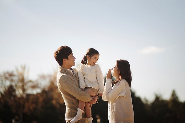 포토 JPG 주간 라이프스타일 계절 여자 남자 딸 어린이 가족 안기 모션 하늘 엄마 한국 함께함 서기 사람 동양인 초원 상반신 성인 야외 앞모습 세명 30대 소풍 화목 다정 산책 한국인 가을 가족라이프 아빠 수목원 경기도 파주 국내포토 자연요소 아시아 뷰포인트 컨셉 관계 휴식 인종 생활 장년 야외활동 파일형식