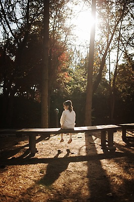 포토 JPG 주간 전신 나무 식물 라이프스타일 계절 여자 어린이라이프 어린이 벤치 모션 한국 한명 사람 앉기 동양인 야외 뒷모습 햇빛 귀여움 한국인 가을 순수 수목원 경기도 천진난만 파주 여자만 여자한명만 어린이만 소녀만 소녀한명만 국내포토 자연요소 1 아시아 뷰포인트 컨셉 의자 인종 생활 태양 파일형식