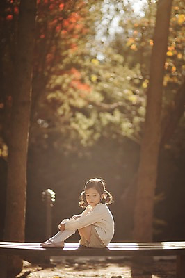 포토 JPG 주간 전신 라이프스타일 계절 여자 어린이라이프 어린이 벤치 모션 한국 한명 사람 앉기 동양인 야외 옆모습 귀여움 한국인 가을 순수 수목원 경기도 천진난만 파주 여자만 여자한명만 어린이만 소녀만 소녀한명만 국내포토 자연요소 1 아시아 뷰포인트 컨셉 의자 인종 생활 파일형식