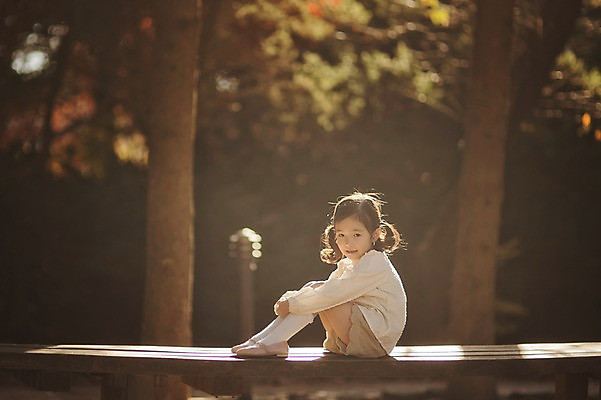 포토 JPG 주간 전신 라이프스타일 계절 여자 어린이라이프 어린이 벤치 모션 한국 한명 미소 사람 앉기 동양인 야외 옆모습 귀여움 한국인 가을 순수 수목원 경기도 천진난만 파주 여자만 여자한명만 어린이만 소녀만 소녀한명만 국내포토 자연요소 1 아시아 뷰포인트 컨셉 의자 표정 인종 생활 파일형식