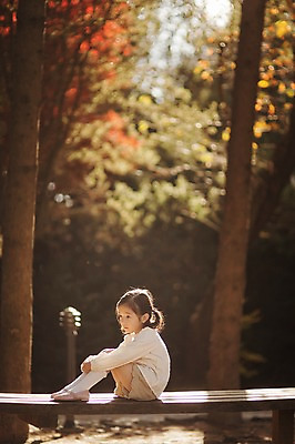 포토 JPG 주간 전신 라이프스타일 응시 계절 여자 어린이라이프 어린이 벤치 모션 한국 한명 사람 앉기 동양인 야외 옆모습 귀여움 한국인 가을 순수 수목원 경기도 천진난만 파주 여자만 여자한명만 어린이만 소녀만 소녀한명만 국내포토 자연요소 1 시선 아시아 뷰포인트 컨셉 의자 인종 생활 파일형식