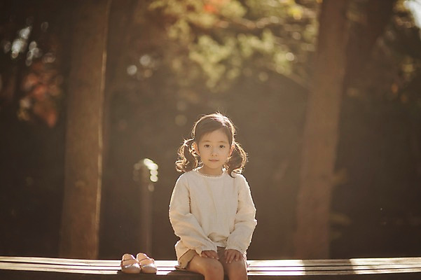 포토 JPG 주간 라이프스타일 계절 여자 어린이라이프 어린이 신발 벤치 모션 한국 한명 사람 앉기 동양인 상반신 야외 앞모습 귀여움 한국인 가을 순수 수목원 경기도 천진난만 파주 여자만 여자한명만 어린이만 소녀만 소녀한명만 국내포토 자연요소 1 아시아 뷰포인트 컨셉 의자 인종 생활 파일형식