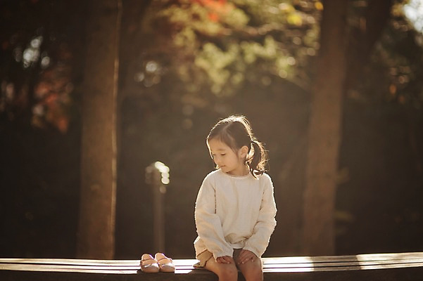 포토 JPG 주간 라이프스타일 응시 계절 여자 어린이라이프 어린이 신발 벤치 모션 한국 한명 사람 앉기 동양인 상반신 야외 앞모습 귀여움 한국인 가을 순수 수목원 경기도 천진난만 파주 여자만 여자한명만 어린이만 소녀만 소녀한명만 국내포토 자연요소 1 시선 아시아 뷰포인트 컨셉 의자 인종 생활 파일형식