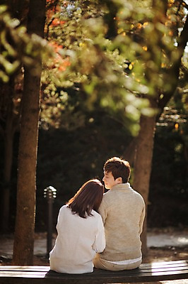 포토 JPG 주간 라이프스타일 부부 계절 여자 남자 모션 휴식 한국 사람 앉기 동양인 상반신 성인 야외 두명 뒷모습 30대 소풍 팔짱 기댐 한국인 가을 수목원 경기도 부부라이프 파주 장년만 성인만 국내포토 자연요소 커플 아시아 뷰포인트 컨셉 인종 생활 장년 야외활동 파일형식