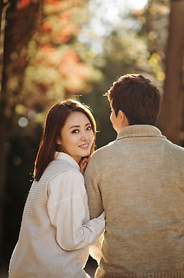 포토 JPG 주간 라이프스타일 부부 계절 여자 남자 모션 휴식 한국 미소 사람 앉기 동양인 상반신 성인 야외 두명 뒷모습 30대 소풍 팔짱 기댐 한국인 가을 뒤돌아보기 수목원 경기도 부부라이프 파주 장년만 성인만 국내포토 자연요소 커플 아시아 뷰포인트 컨셉 표정 인종 생활 장년 야외활동 파일형식