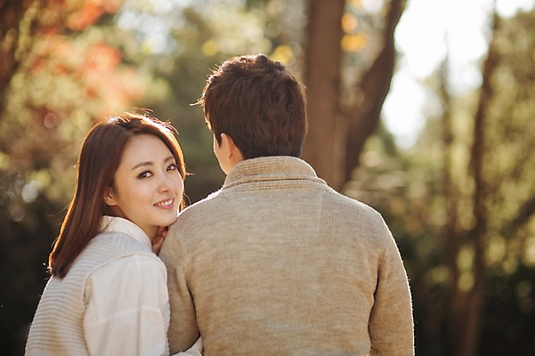 포토 JPG 주간 라이프스타일 부부 계절 여자 남자 모션 휴식 한국 사람 앉기 동양인 상반신 성인 야외 두명 뒷모습 30대 소풍 팔짱 기댐 한국인 가을 뒤돌아보기 수목원 경기도 부부라이프 파주 장년만 성인만 국내포토 자연요소 커플 아시아 뷰포인트 컨셉 인종 생활 장년 야외활동 파일형식