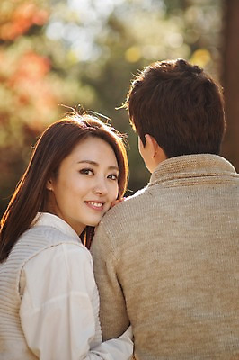 포토 JPG 주간 라이프스타일 부부 계절 여자 남자 모션 휴식 한국 사람 앉기 동양인 상반신 성인 야외 두명 뒷모습 30대 소풍 팔짱 기댐 한국인 가을 뒤돌아보기 수목원 경기도 부부라이프 파주 장년만 성인만 국내포토 자연요소 커플 아시아 뷰포인트 컨셉 인종 생활 장년 야외활동 파일형식