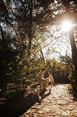포토 JPG 주간 전신 나무 식물 라이프스타일 계절 여자 남자 딸 어린이 가족 모션 놀이 휴식 한국 서기 사람 앉기 동양인 성인 야외 두명 옆모습 30대 햇빛 손잡기 한국인 가을 가족라이프 아빠 수목원 경기도 파주 부녀 국내포토 자연요소 아시아 뷰포인트 컨셉 관계 인종 생활 장년 태양 파일형식