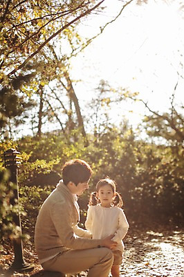 포토 JPG 주간 나무 식물 라이프스타일 계절 여자 남자 딸 어린이 가족 모션 놀이 휴식 한국 서기 사람 앉기 동양인 상반신 성인 야외 두명 앞모습 옆모습 30대 한국인 가을 가족라이프 아빠 수목원 경기도 파주 부녀 국내포토 자연요소 아시아 뷰포인트 컨셉 관계 인종 생활 장년 파일형식