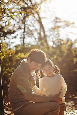 포토 JPG 주간 라이프스타일 계절 여자 남자 딸 어린이 가족 모션 놀이 휴식 한국 서기 사람 앉기 동양인 상반신 성인 야외 두명 앞모습 옆모습 30대 한국인 가을 가족라이프 아빠 수목원 경기도 파주 부녀 국내포토 자연요소 아시아 뷰포인트 컨셉 관계 인종 생활 장년 파일형식