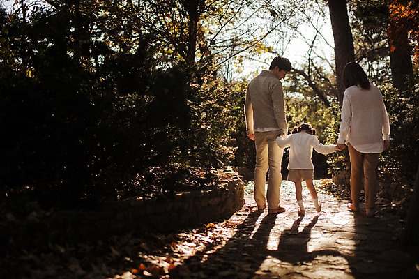 포토 JPG 주간 전신 나무 식물 라이프스타일 계절 여자 남자 딸 어린이 가족 모션 엄마 한국 함께함 사람 동양인 성인 야외 뒷모습 세명 30대 소풍 걷기 손잡기 화목 다정 산책 한국인 가을 가족라이프 아빠 수목원 경기도 파주 국내포토 자연요소 아시아 뷰포인트 컨셉 관계 휴식 인종 생활 장년 야외활동 파일형식