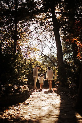 포토 JPG 주간 전신 나무 식물 라이프스타일 계절 여자 남자 딸 어린이 가족 모션 엄마 한국 함께함 사람 동양인 성인 야외 뒷모습 세명 30대 소풍 걷기 손잡기 화목 다정 산책 한국인 가을 가족라이프 아빠 수목원 경기도 파주 국내포토 자연요소 아시아 뷰포인트 컨셉 관계 휴식 인종 생활 장년 야외활동 파일형식