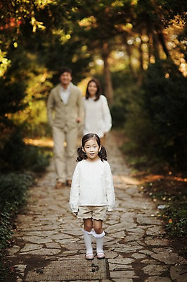 포토 JPG 주간 전신 라이프스타일 응시 계절 여자 남자 딸 어린이 가족 모션 엄마 한국 함께함 서기 미소 사람 동양인 성인 야외 앞모습 아웃포커스 세명 30대 걷기 화목 다정 산책 한국인 가을 가족라이프 아빠 수목원 경기도 파주 국내포토 자연요소 시선 아시아 뷰포인트 컨셉 관계 휴식 촬영기법 표정 인종 생활 장년 파일형식