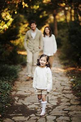 포토 JPG 주간 전신 라이프스타일 응시 계절 여자 남자 딸 어린이 가족 모션 엄마 한국 함께함 서기 사람 동양인 성인 야외 앞모습 아웃포커스 세명 30대 걷기 화목 다정 산책 한국인 가을 가족라이프 아빠 수목원 경기도 파주 국내포토 자연요소 시선 아시아 뷰포인트 컨셉 관계 휴식 촬영기법 인종 생활 장년 파일형식