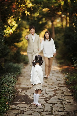 포토 JPG 주간 전신 라이프스타일 계절 여자 남자 딸 어린이 가족 모션 엄마 한국 함께함 사람 동양인 성인 야외 앞모습 뒷모습 아웃포커스 세명 30대 걷기 화목 다정 산책 한국인 가을 가족라이프 아빠 수목원 경기도 파주 국내포토 자연요소 아시아 뷰포인트 컨셉 관계 휴식 촬영기법 인종 생활 장년 파일형식