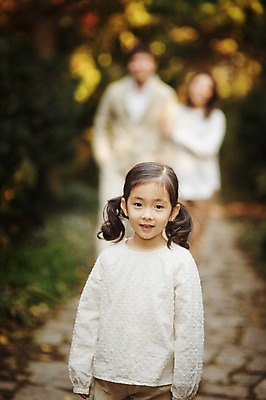 포토 JPG 주간 라이프스타일 계절 여자 남자 딸 어린이 가족 모션 엄마 한국 함께함 서기 사람 동양인 상반신 성인 야외 앞모습 아웃포커스 세명 30대 화목 다정 산책 한국인 가을 가족라이프 아빠 수목원 경기도 파주 국내포토 자연요소 아시아 뷰포인트 컨셉 관계 휴식 촬영기법 인종 생활 장년 파일형식