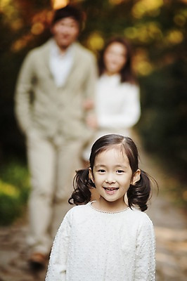 포토 JPG 주간 라이프스타일 계절 여자 남자 딸 어린이 가족 모션 엄마 한국 함께함 서기 미소 사람 동양인 상반신 성인 야외 앞모습 아웃포커스 세명 30대 화목 다정 산책 한국인 가을 가족라이프 아빠 수목원 경기도 파주 국내포토 자연요소 아시아 뷰포인트 컨셉 관계 휴식 촬영기법 표정 인종 생활 장년 파일형식