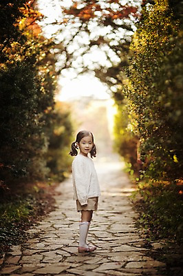 포토 JPG 주간 전신 나무 식물 라이프스타일 응시 계절 여자 어린이라이프 어린이 모션 단풍나무 한국 한명 서기 미소 사람 동양인 야외 옆모습 소풍 귀여움 산책 한국인 가을 순수 수목원 경기도 천진난만 파주 여자만 여자한명만 어린이만 소녀만 소녀한명만 국내포토 자연요소 1 시선 아시아 뷰포인트 컨셉 단풍 휴식 표정 인종 생활 야외활동 파일형식