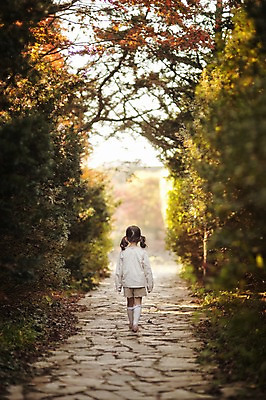 포토 JPG 주간 전신 나무 식물 라이프스타일 계절 여자 어린이라이프 어린이 모션 단풍나무 한국 한명 사람 동양인 야외 뒷모습 소풍 걷기 귀여움 산책 한국인 가을 순수 수목원 경기도 천진난만 파주 여자만 여자한명만 어린이만 소녀만 소녀한명만 국내포토 자연요소 1 아시아 뷰포인트 컨셉 단풍 휴식 인종 생활 야외활동 파일형식