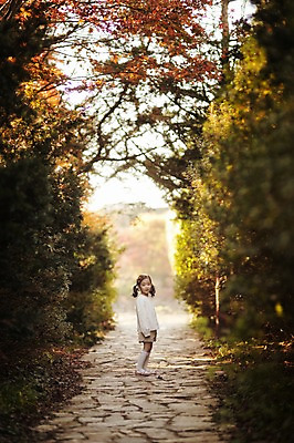 포토 JPG 주간 전신 나무 식물 라이프스타일 응시 계절 여자 어린이라이프 어린이 모션 단풍나무 한국 한명 사람 동양인 야외 옆모습 소풍 걷기 귀여움 산책 한국인 가을 순수 수목원 경기도 천진난만 파주 여자만 여자한명만 어린이만 소녀만 소녀한명만 국내포토 자연요소 1 시선 아시아 뷰포인트 컨셉 단풍 휴식 인종 생활 야외활동 파일형식