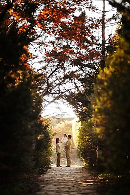 포토 JPG 주간 전신 나무 식물 라이프스타일 계절 여자 남자 딸 어린이 가족 안기 모션 엄마 한국 함께함 서기 사람 동양인 성인 야외 옆모습 세명 30대 화목 다정 한국인 가을 가족라이프 아빠 수목원 경기도 파주 국내포토 자연요소 아시아 뷰포인트 컨셉 관계 인종 생활 장년 파일형식