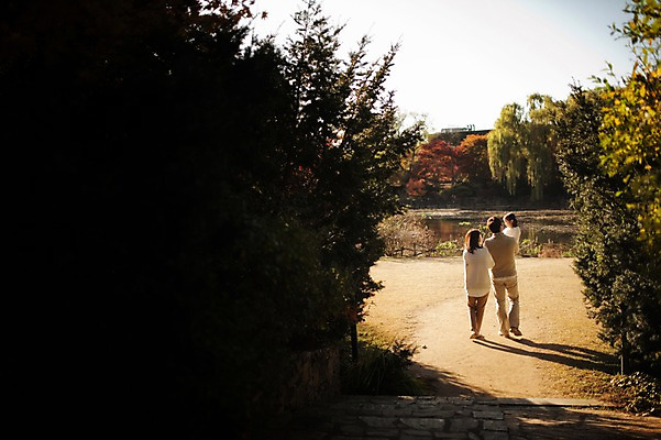 포토 JPG 주간 전신 나무 식물 라이프스타일 계절 여자 남자 딸 어린이 가족 안기 모션 엄마 한국 함께함 사람 동양인 성인 야외 뒷모습 세명 30대 걷기 화목 다정 한국인 가을 가족라이프 아빠 수목원 경기도 파주 국내포토 자연요소 아시아 뷰포인트 컨셉 관계 인종 생활 장년 파일형식