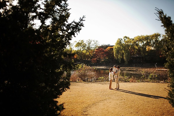 포토 JPG 주간 전신 나무 식물 라이프스타일 계절 여자 남자 딸 어린이 가족 안기 모션 엄마 한국 함께함 서기 사람 동양인 성인 야외 옆모습 세명 30대 화목 다정 한국인 가을 가족라이프 아빠 수목원 경기도 파주 국내포토 자연요소 아시아 뷰포인트 컨셉 관계 인종 생활 장년 파일형식