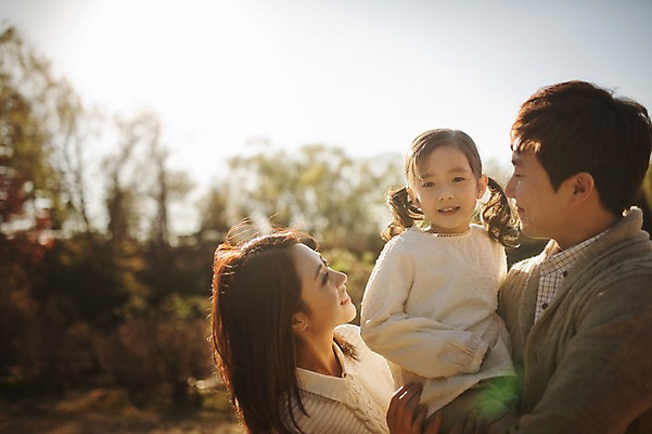 포토 JPG 주간 라이프스타일 계절 여자 남자 딸 어린이 가족 안기 모션 엄마 한국 함께함 서기 미소 사람 동양인 상반신 성인 야외 세명 30대 화목 다정 한국인 가을 가족라이프 아빠 수목원 경기도 파주 국내포토 자연요소 아시아 컨셉 관계 표정 인종 생활 장년 파일형식