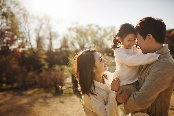 포토 JPG 주간 라이프스타일 계절 여자 남자 딸 어린이 가족 안기 모션 엄마 한국 함께함 서기 미소 사람 동양인 상반신 성인 야외 세명 30대 화목 다정 한국인 가을 가족라이프 아빠 수목원 경기도 파주 국내포토 자연요소 아시아 컨셉 관계 표정 인종 생활 장년 파일형식